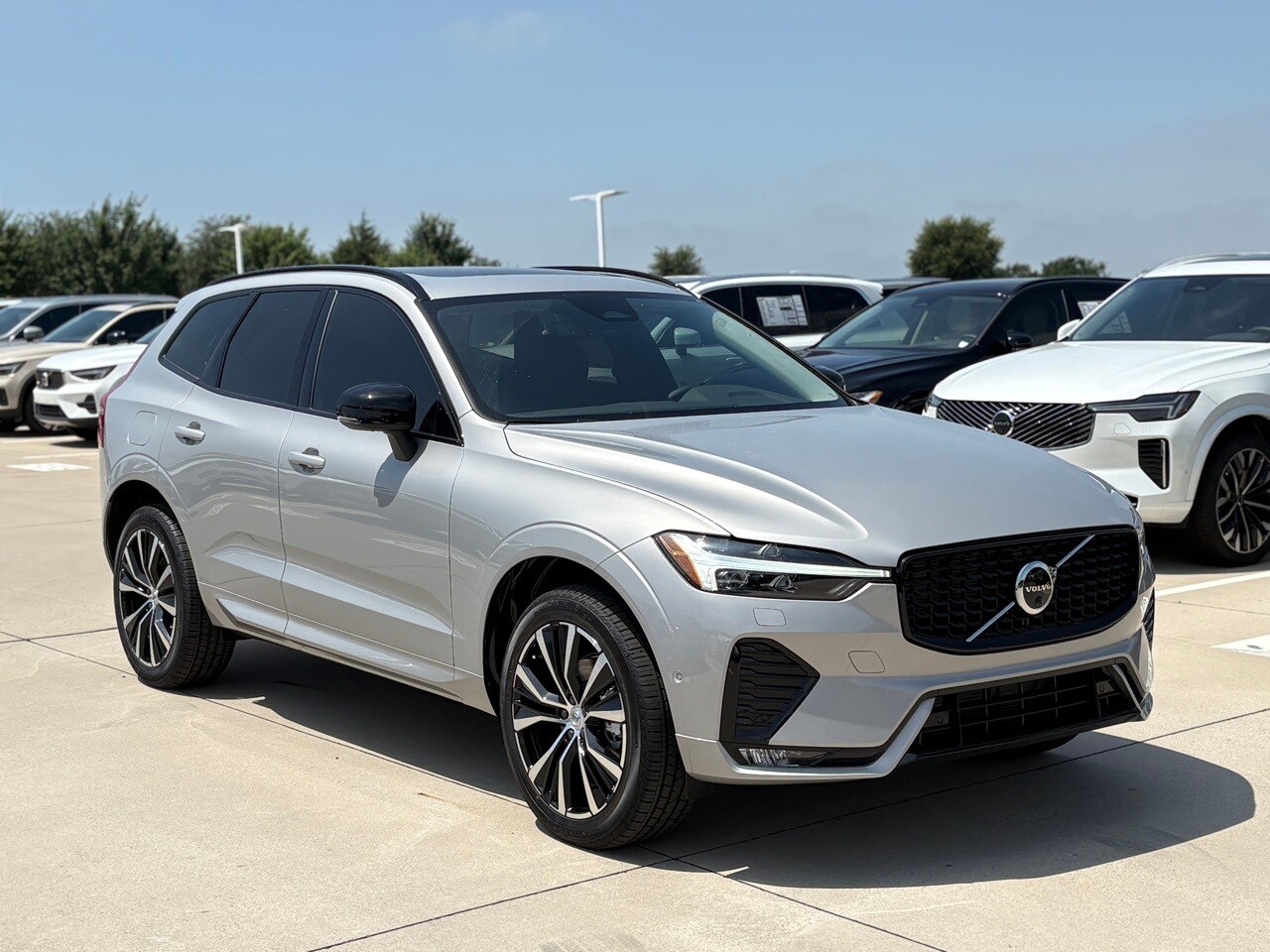 2025 Volvo XC60 B5 Plus photo 3