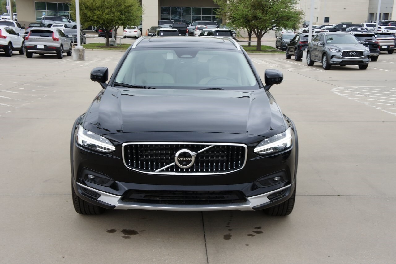 2025 Volvo V90 Cross Country B6 Plus photo 3