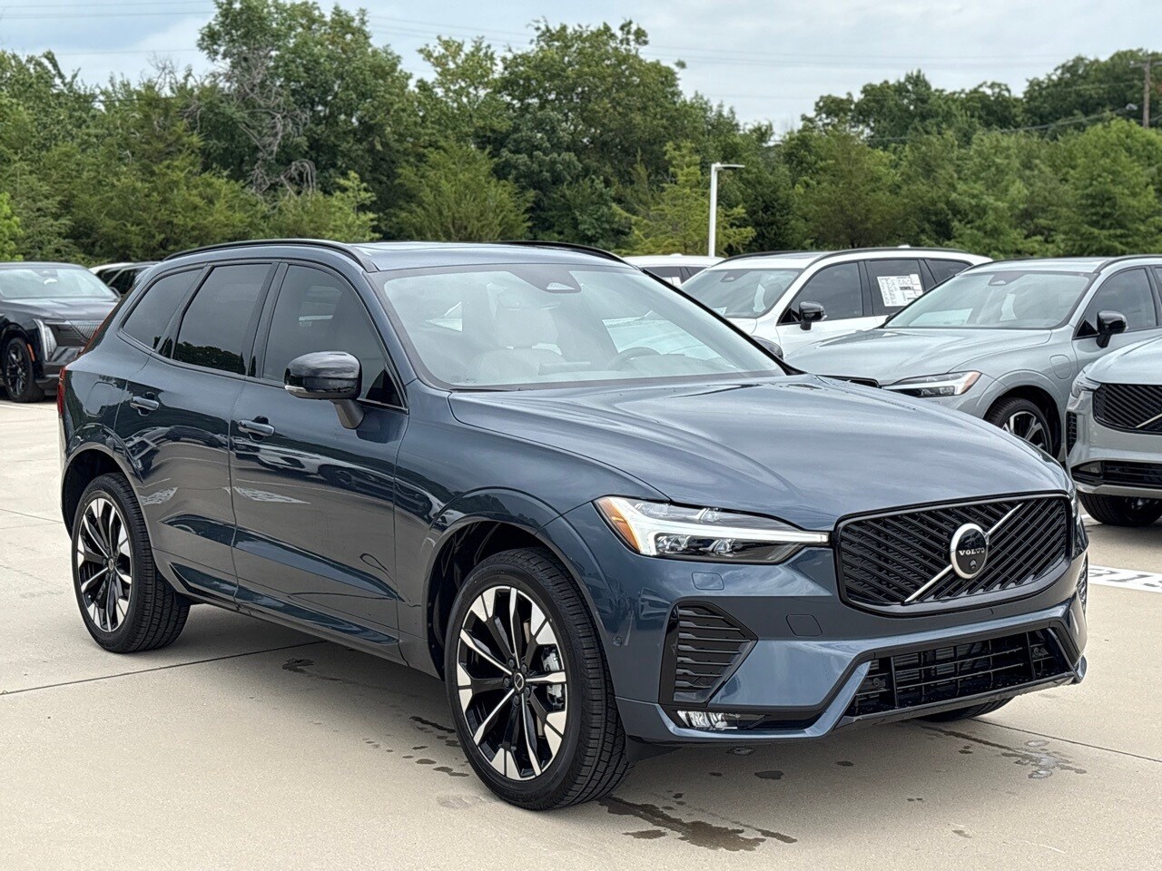 2026 Volvo XC60 B5 Plus photo 4