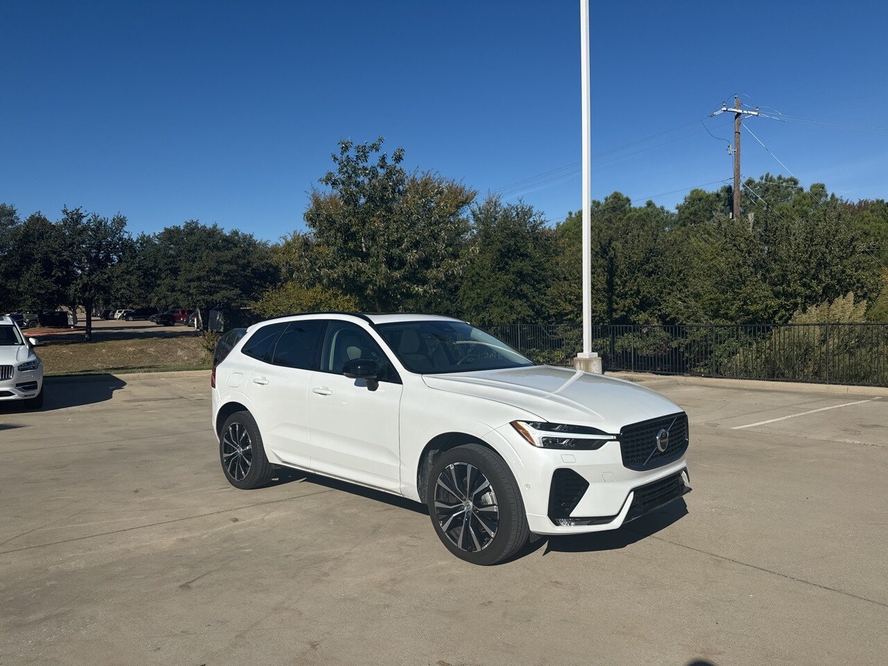 2023 Volvo XC60 B5 Plus photo 3