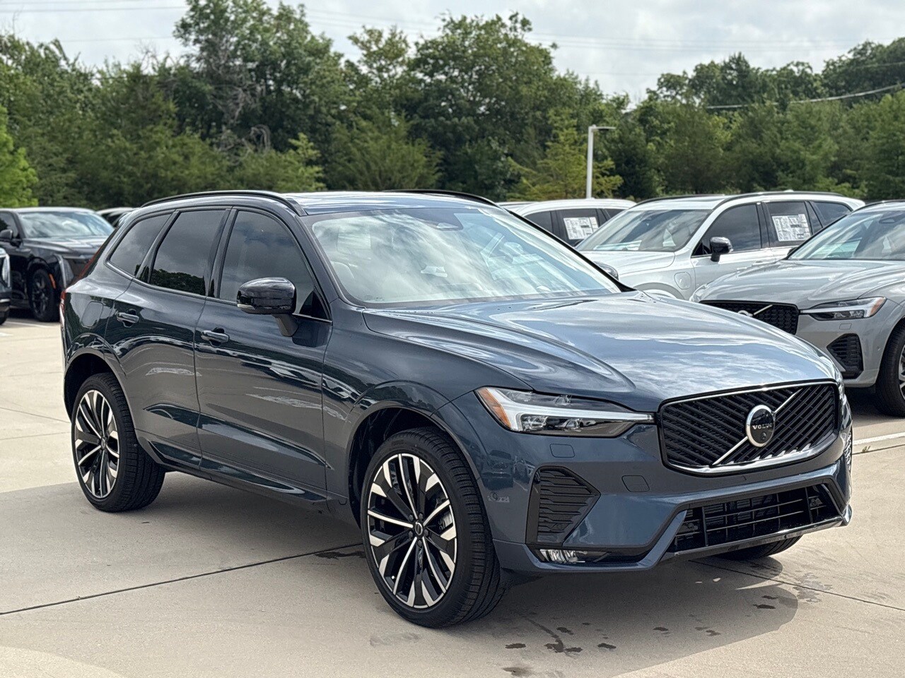 2026 Volvo XC60 B5 photo 3
