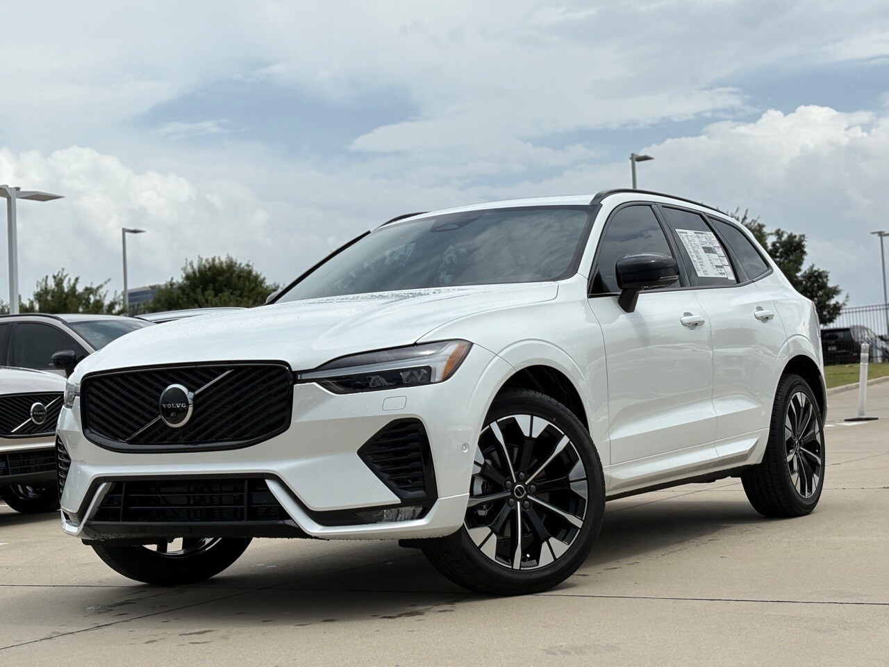 2026 Volvo XC60 B5 Plus photo 2