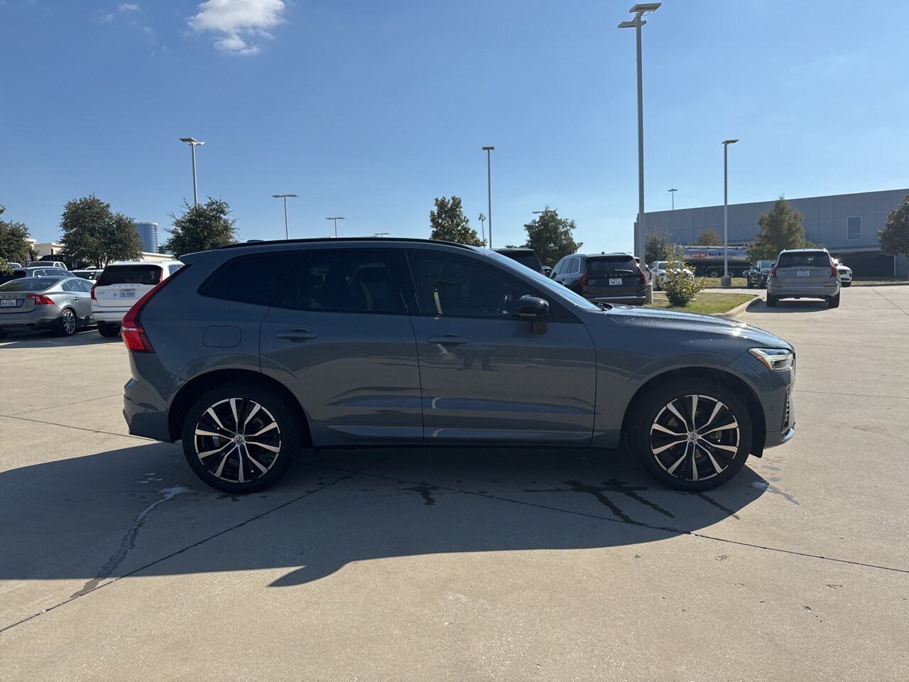 2023 Volvo XC60 B5 Plus photo 4