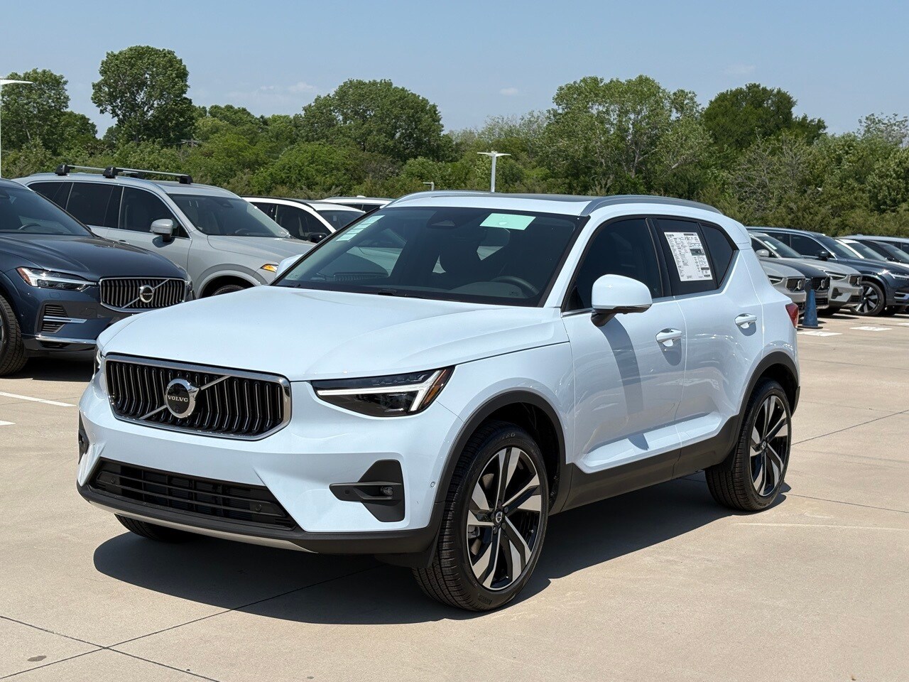 2025 Volvo XC40 photo 2