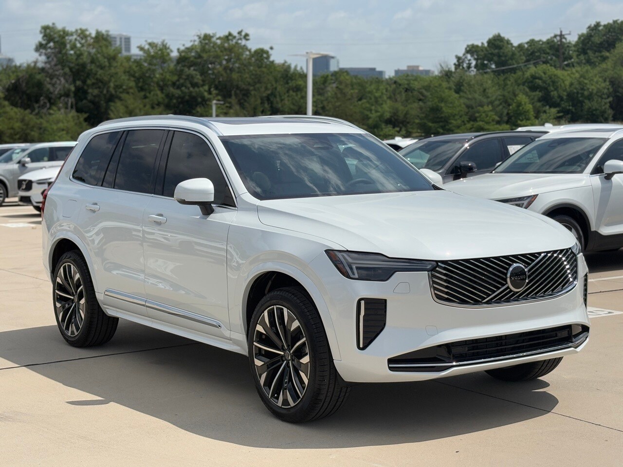 2026 Volvo XC90 B5 Core photo 4