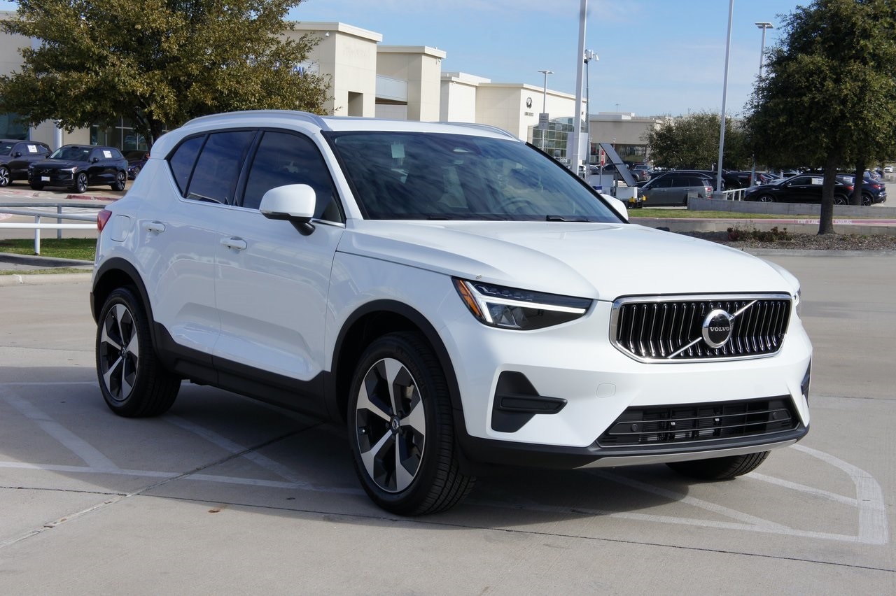 2025 Volvo XC40 Core photo 3