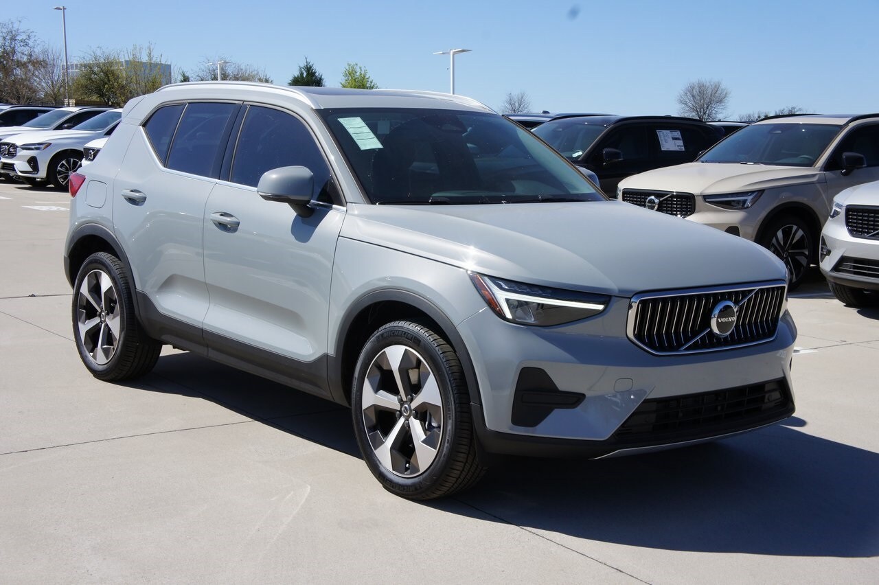 2025 Volvo XC40 Core photo 3
