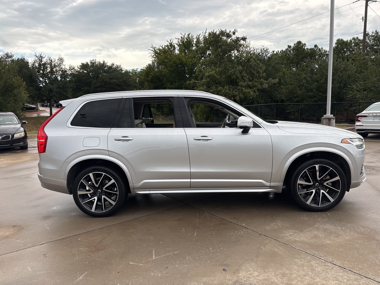 2022 Volvo XC90 T6 Momentum photo 3