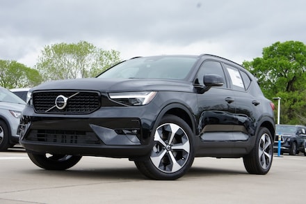 2025 Volvo XC40 B5 Plus Dark Theme SUV 2025 Volvo XC40 B5 Plus Dark Theme SUV