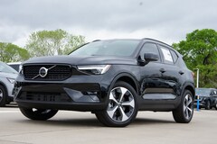 2025 Volvo XC40 B5 Plus Dark Theme SUV