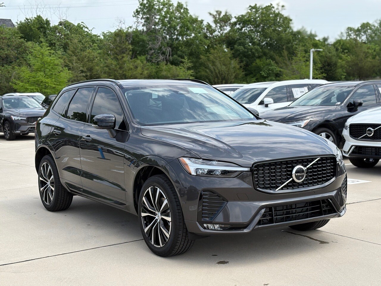 2025 Volvo XC60 B5 Plus photo 3