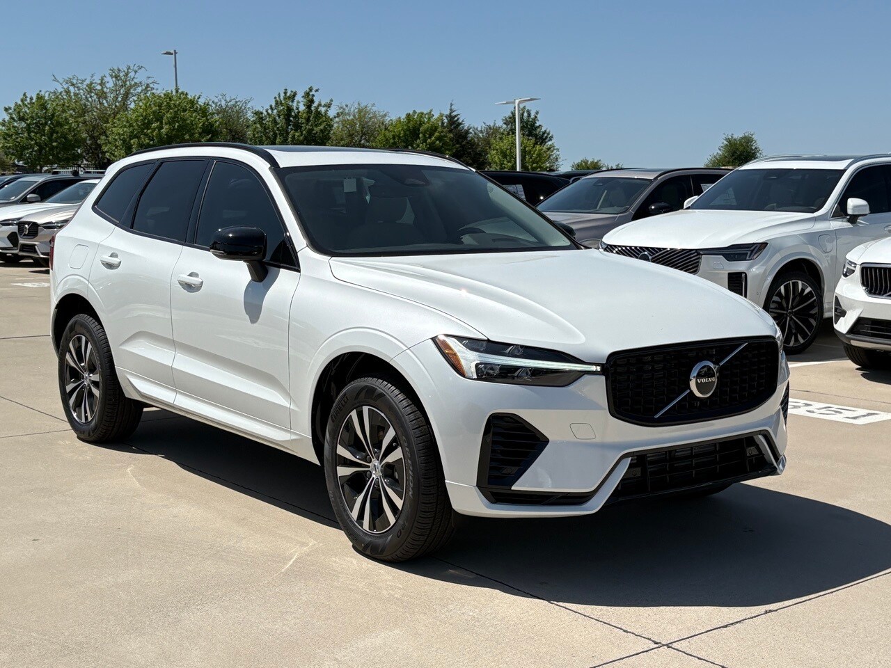 2025 Volvo XC60 T8 Core photo 3