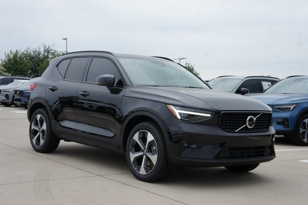 2025 Volvo XC40 Plus photo 3