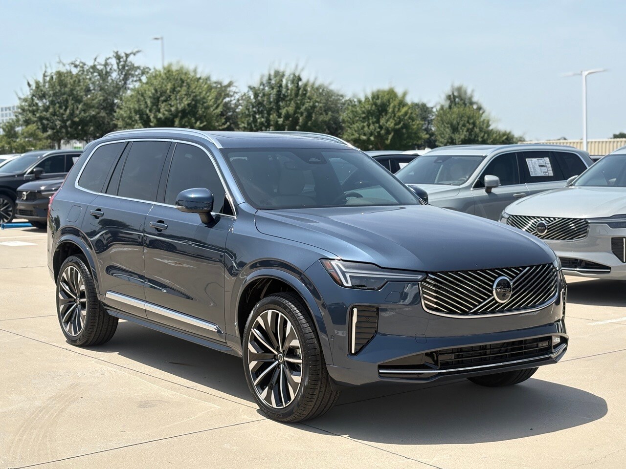 2026 Volvo XC90 Plus photo 2