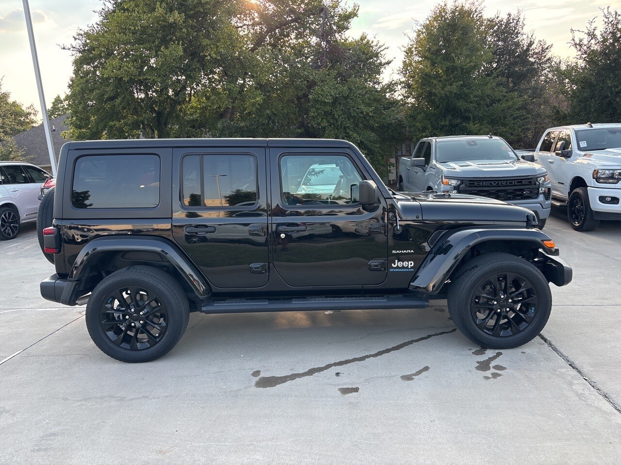 2023 Jeep Wrangler Sahara 4xe photo 3