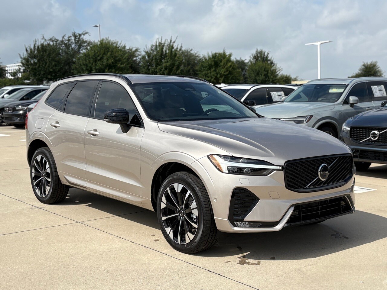 2026 Volvo XC60 B5 Plus photo 3