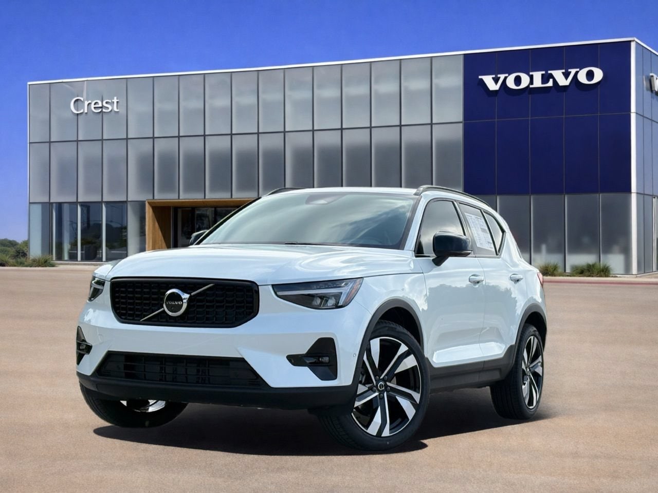 Crystal White 2026 Volvo XC40 SUV / Crossover Front-Wheel Drive 8-Speed Automatic