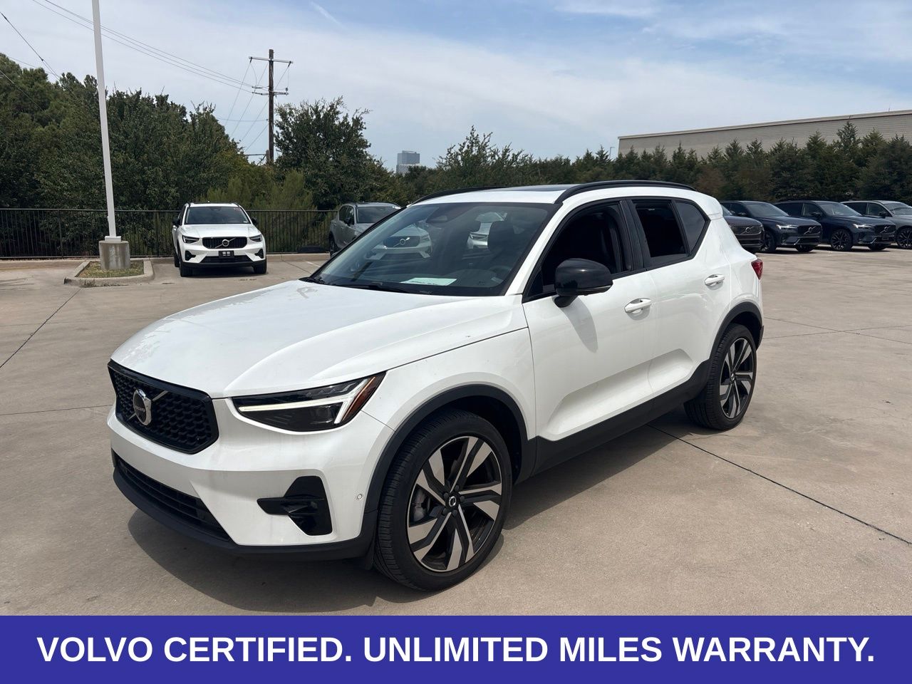 2024 Volvo XC40 B5 Ultimate Dark Theme AWD