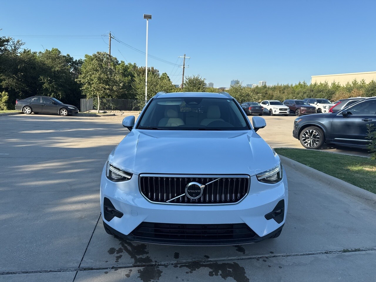 2024 Volvo XC40 Plus photo 2