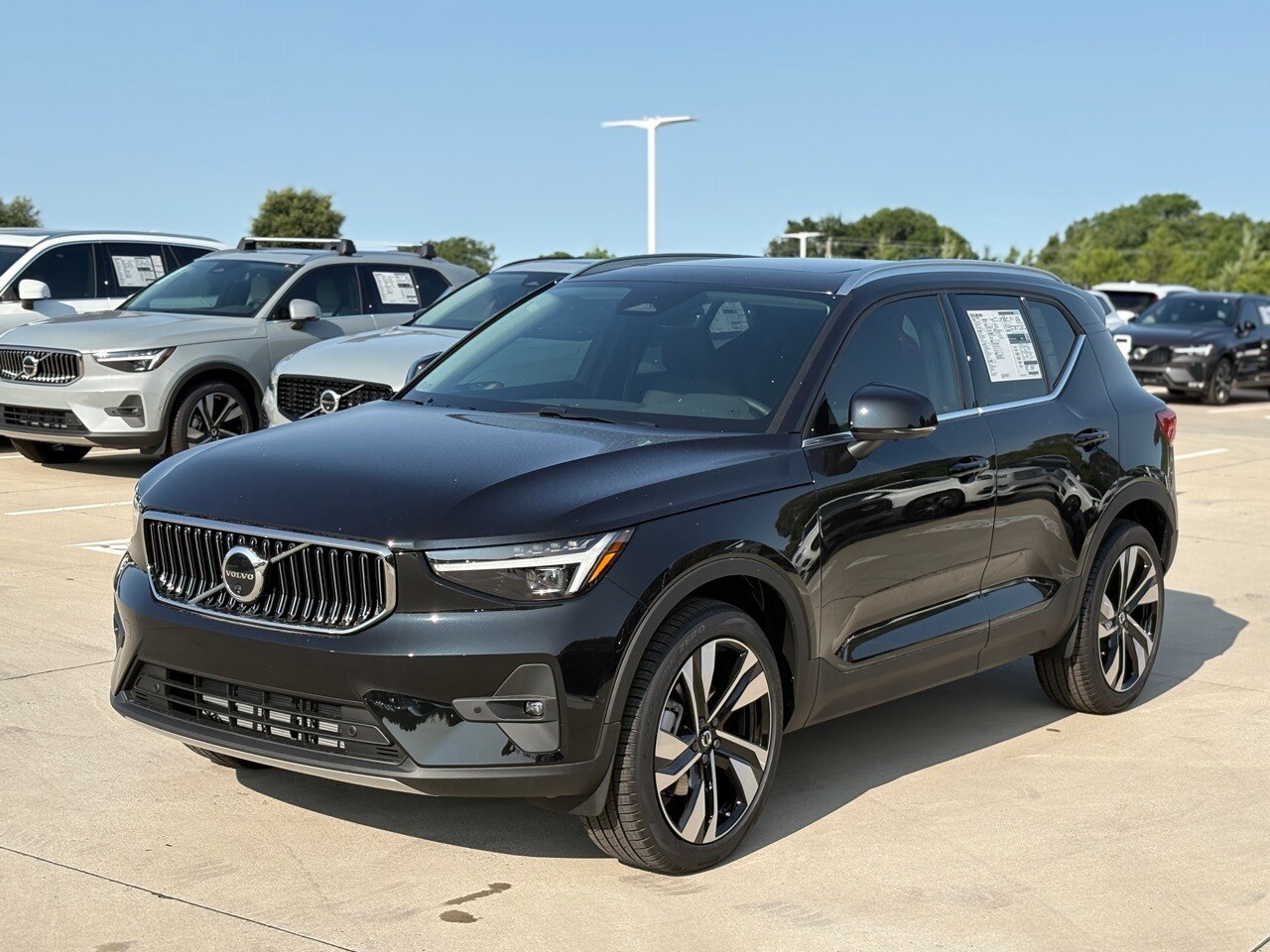 2025 Volvo XC40 photo 2