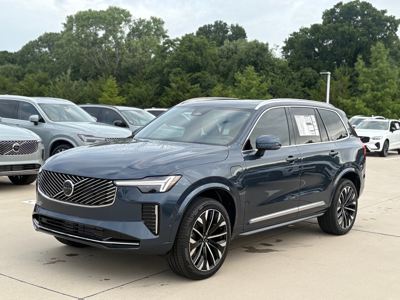 2026 Volvo XC90 T8 Plus photo 2