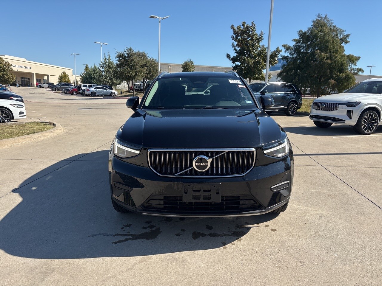 2025 Volvo XC40 AWD photo 2