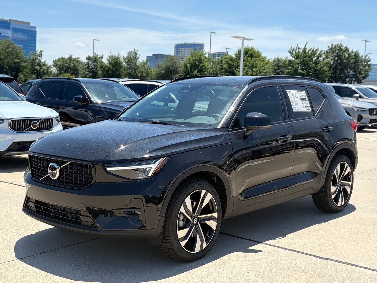 2025 Volvo XC40 Plus photo 2