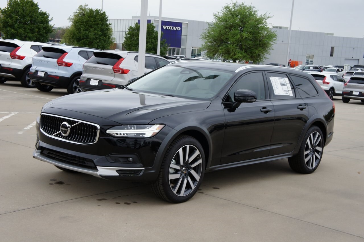 2025 Volvo V90 Cross Country B6 Plus photo 2