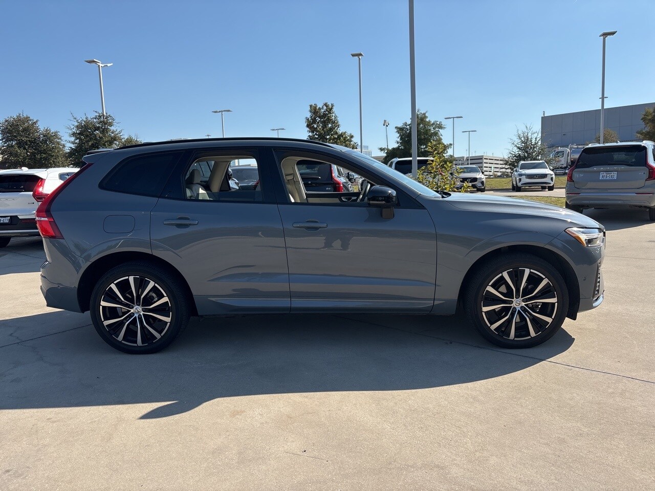 2023 Volvo XC60 B5 Plus photo 3