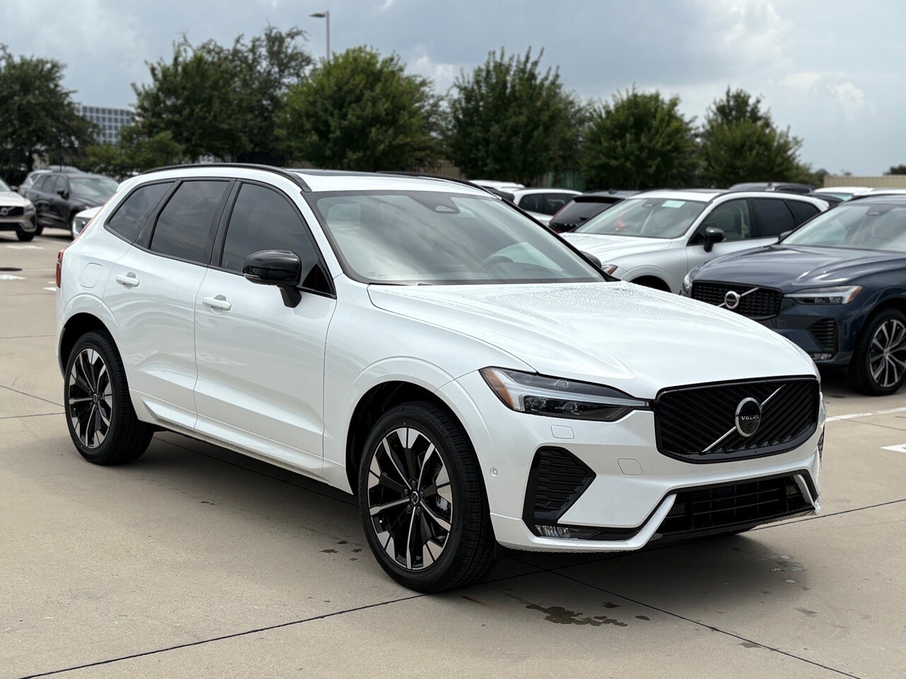 2026 Volvo XC60 B5 Plus photo 4