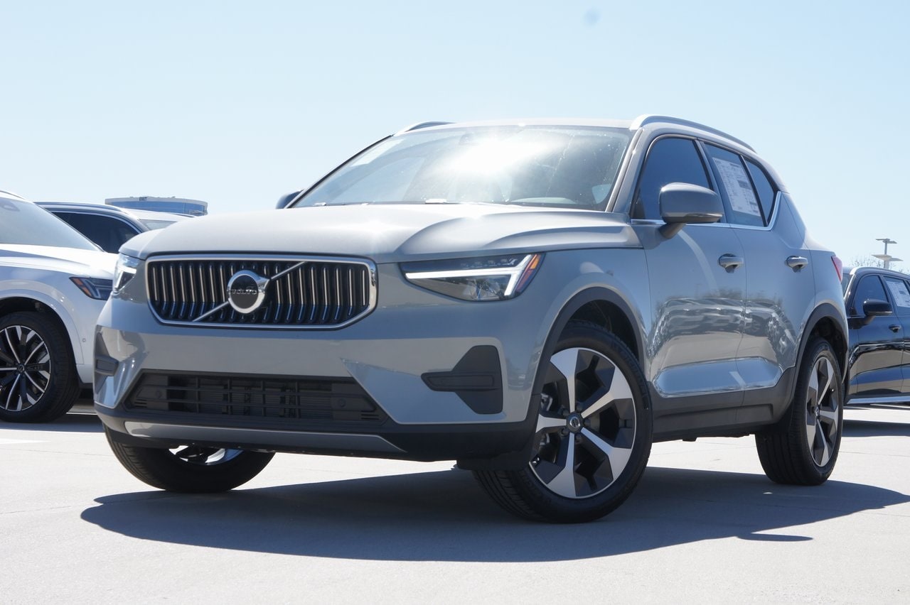 2025 Volvo XC40 Core
