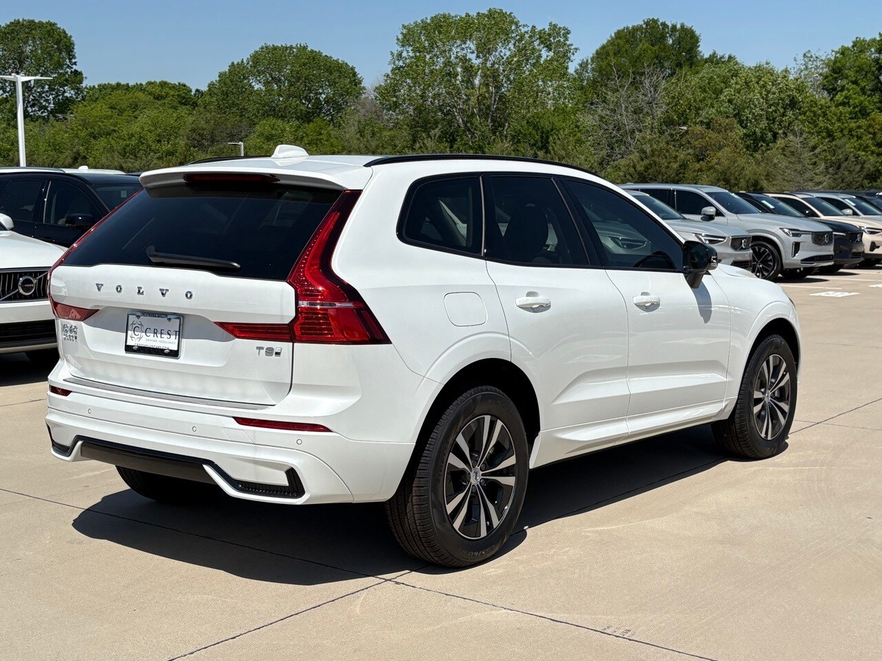 2025 Volvo XC60 T8 Core photo 4