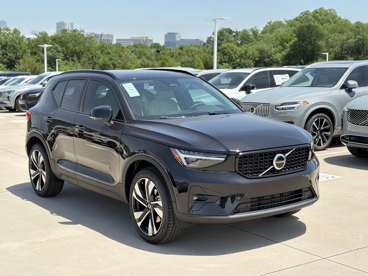 2025 Volvo XC40 Plus photo 4
