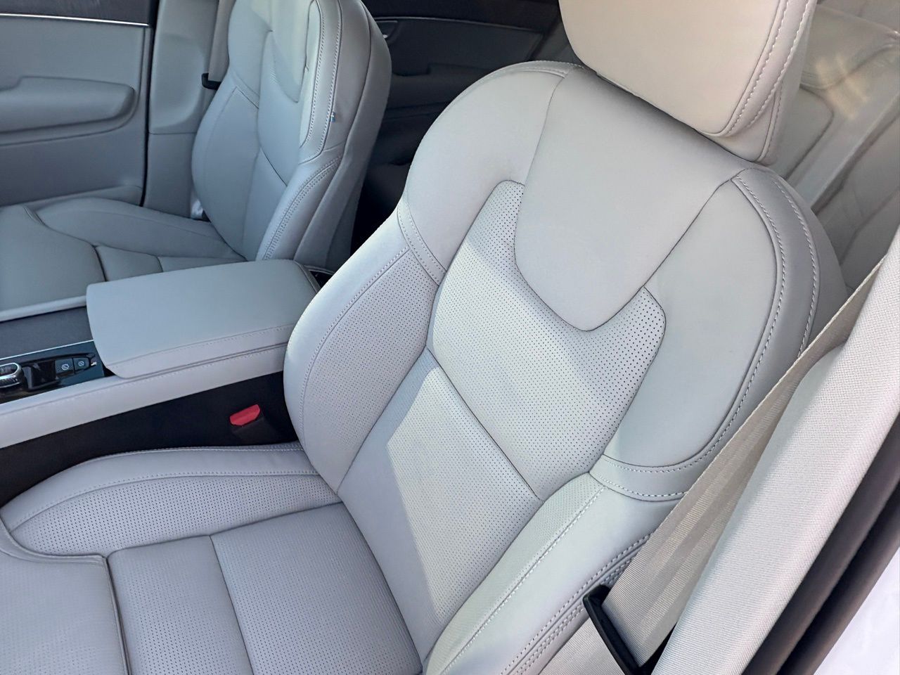 2026 Volvo XC90 Ultra - Photo 16