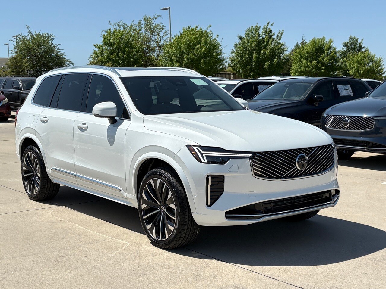2025 Volvo XC90 T8 Plus photo 3