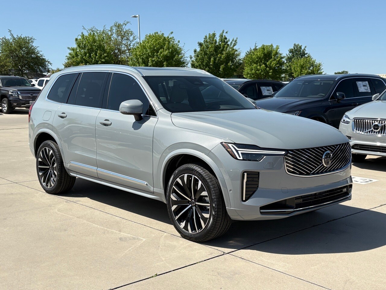 2025 Volvo XC90 T8 Plus photo 3