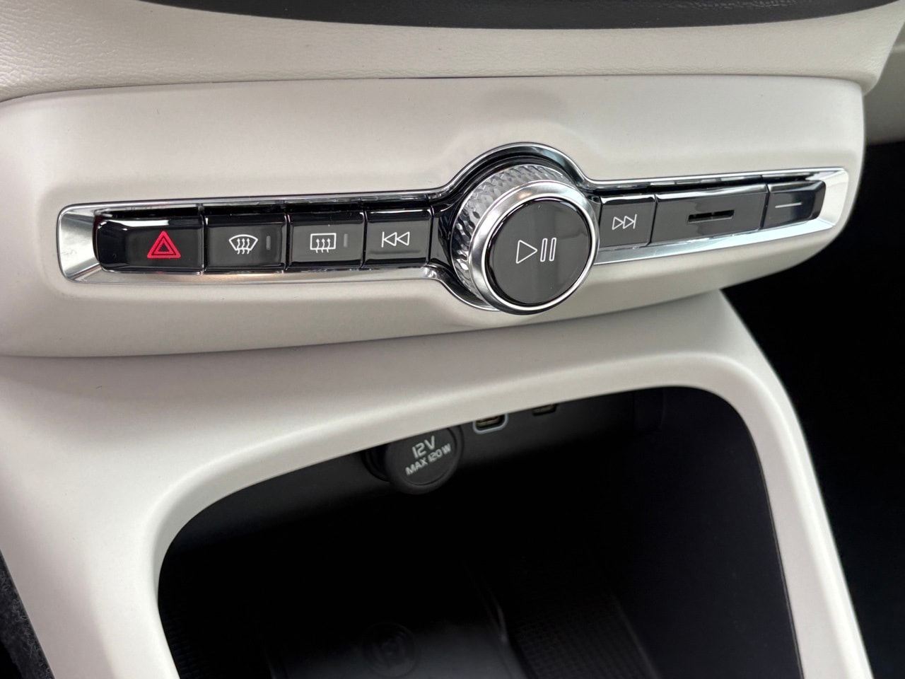 2026 Volvo XC40 Plus - Photo 16