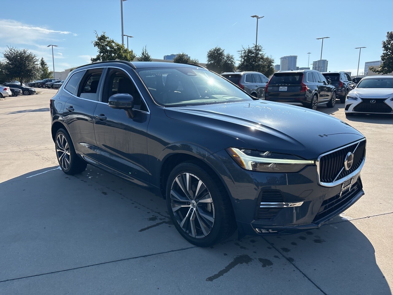 2022 Volvo XC60 B5 Momentum photo 3