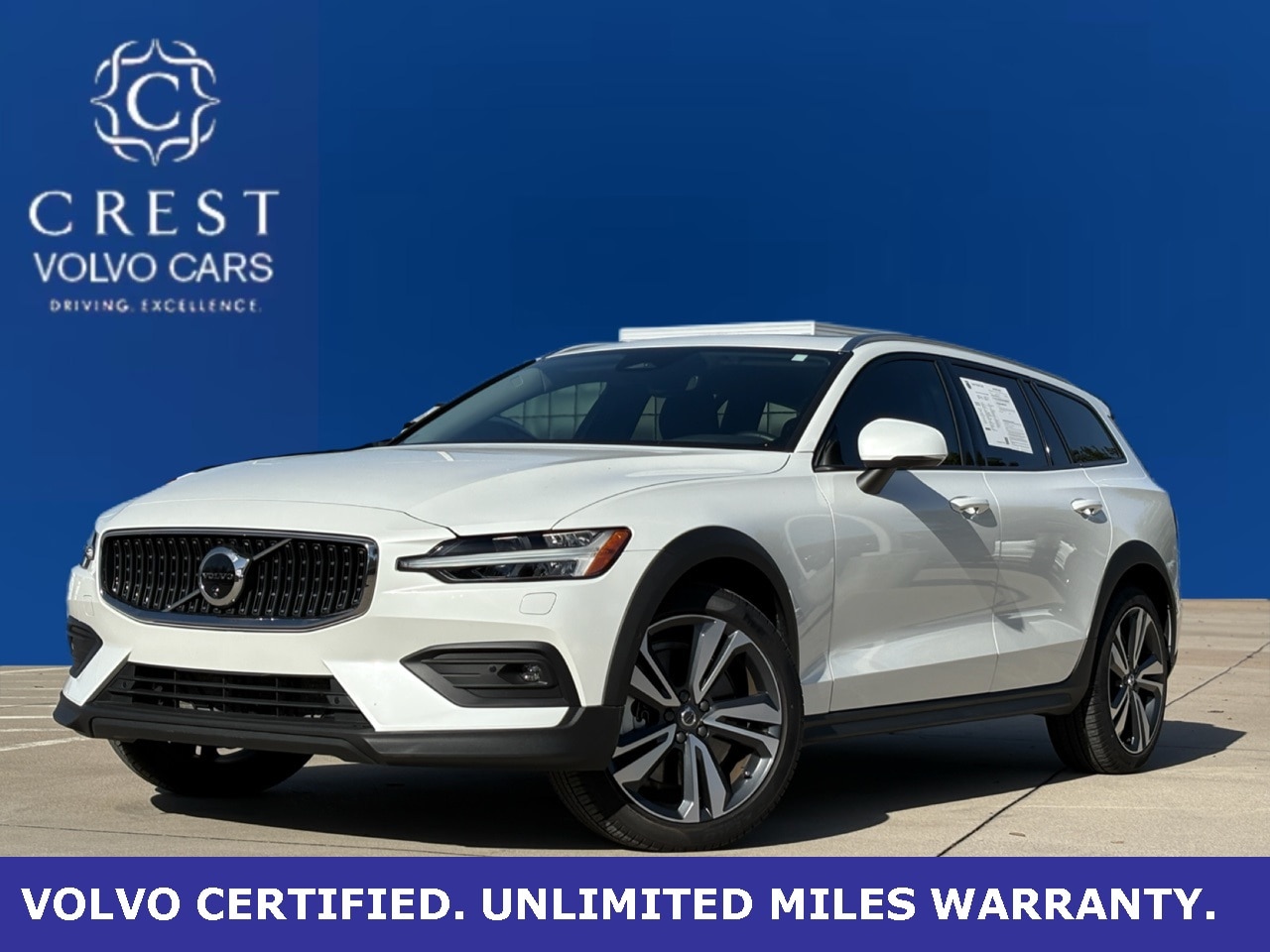 2025 Volvo V60 Cross Country Plus's photo