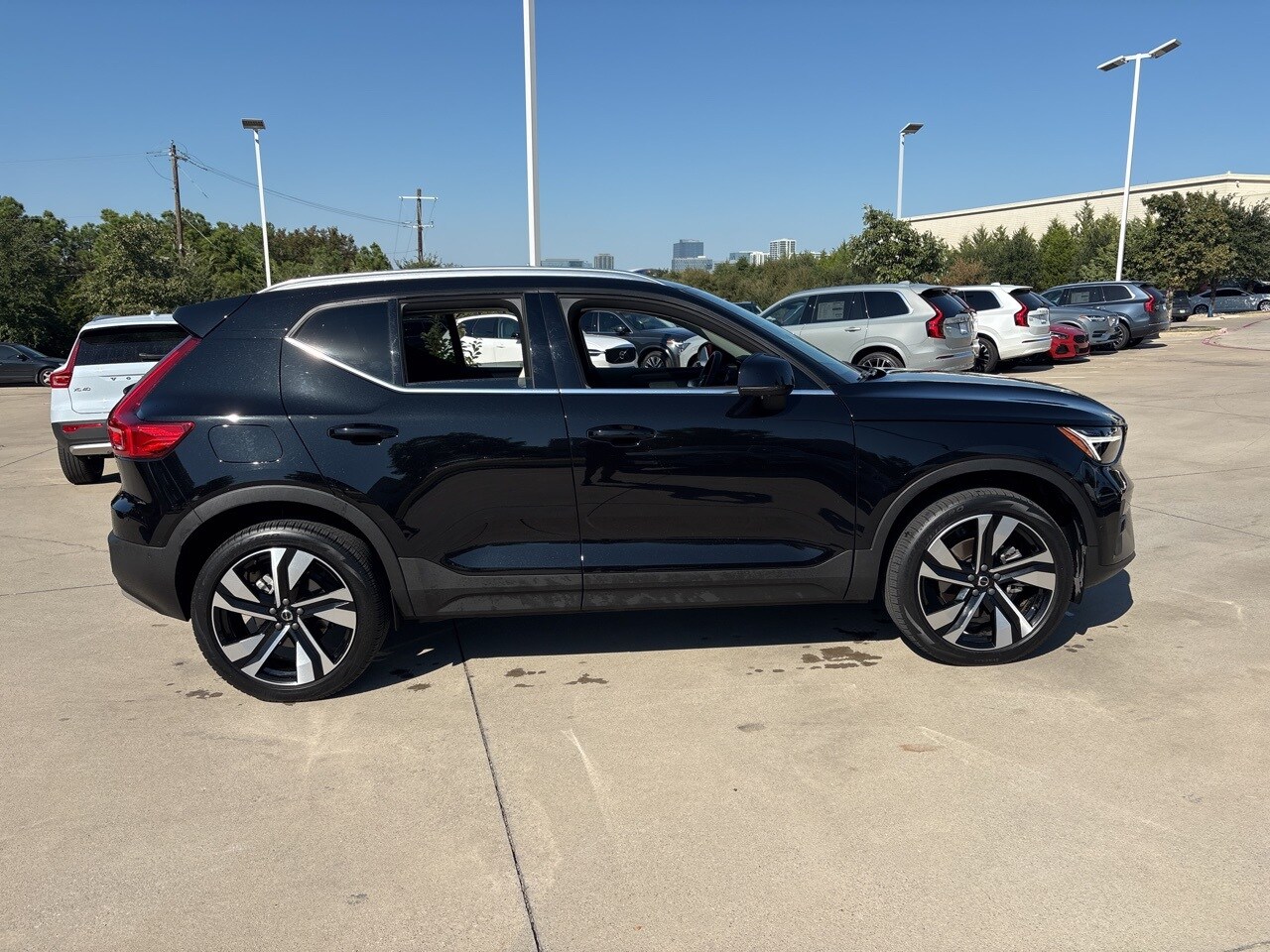 2024 Volvo XC40 Plus photo 3