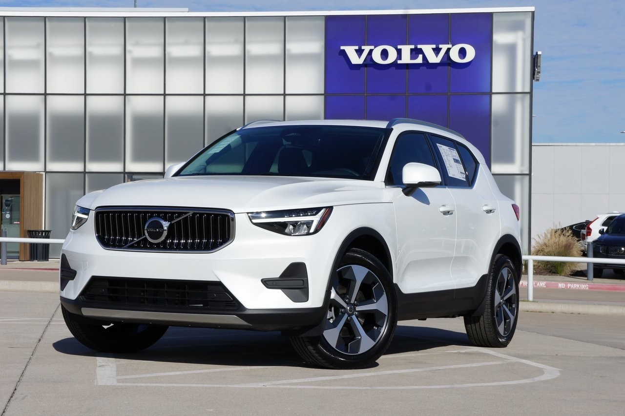2025 Volvo XC40 B5 Core Bright Theme