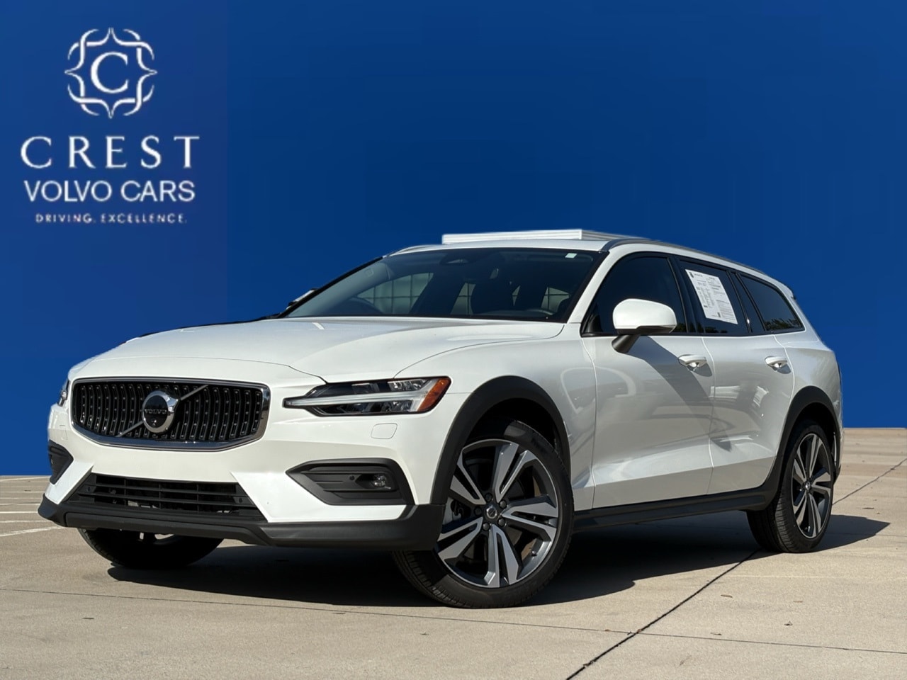 2025 Volvo V60 Cross Country Plus's photo