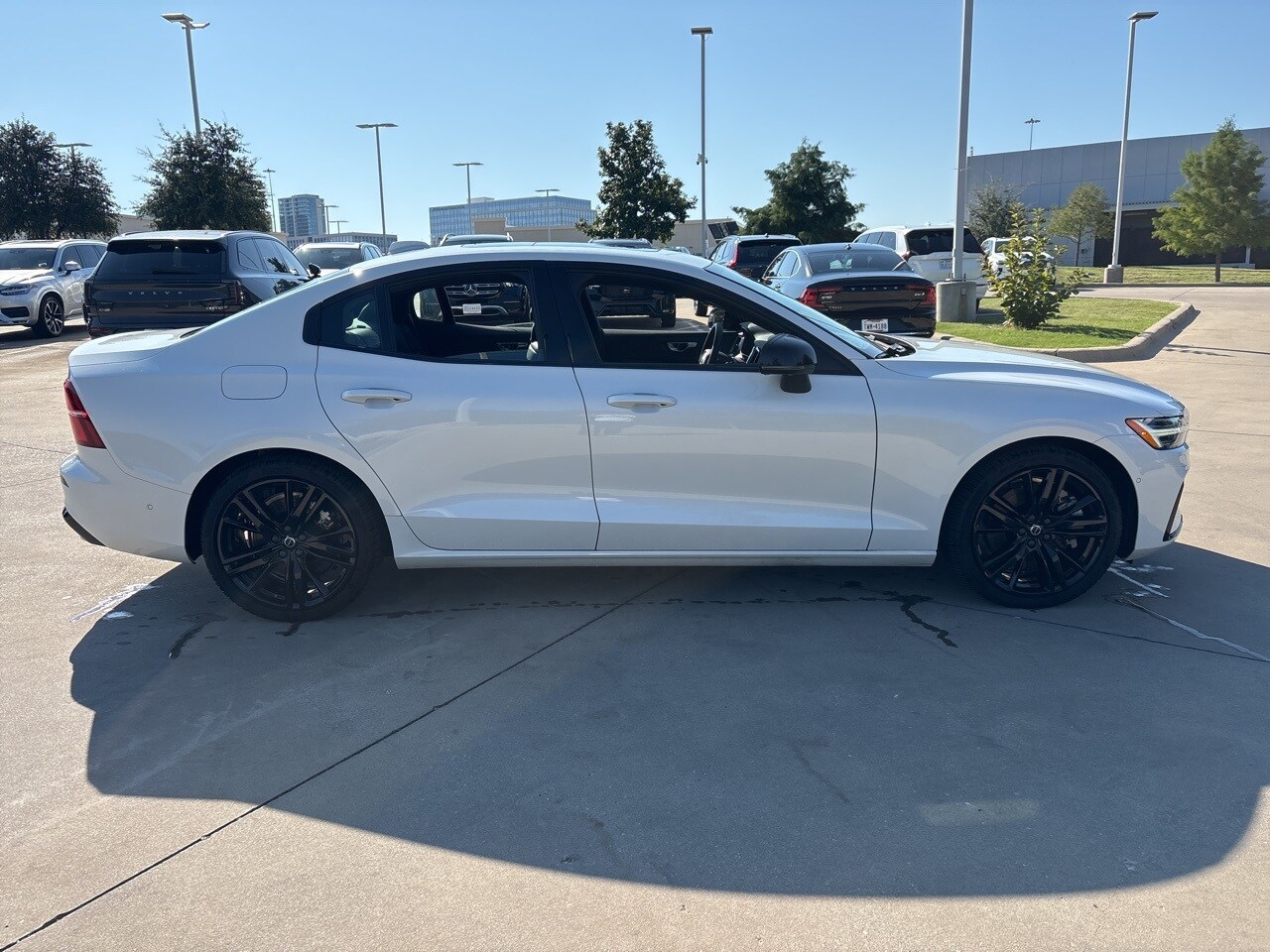 2024 Volvo S60 Recharge T8 Plus Black Edition photo 4