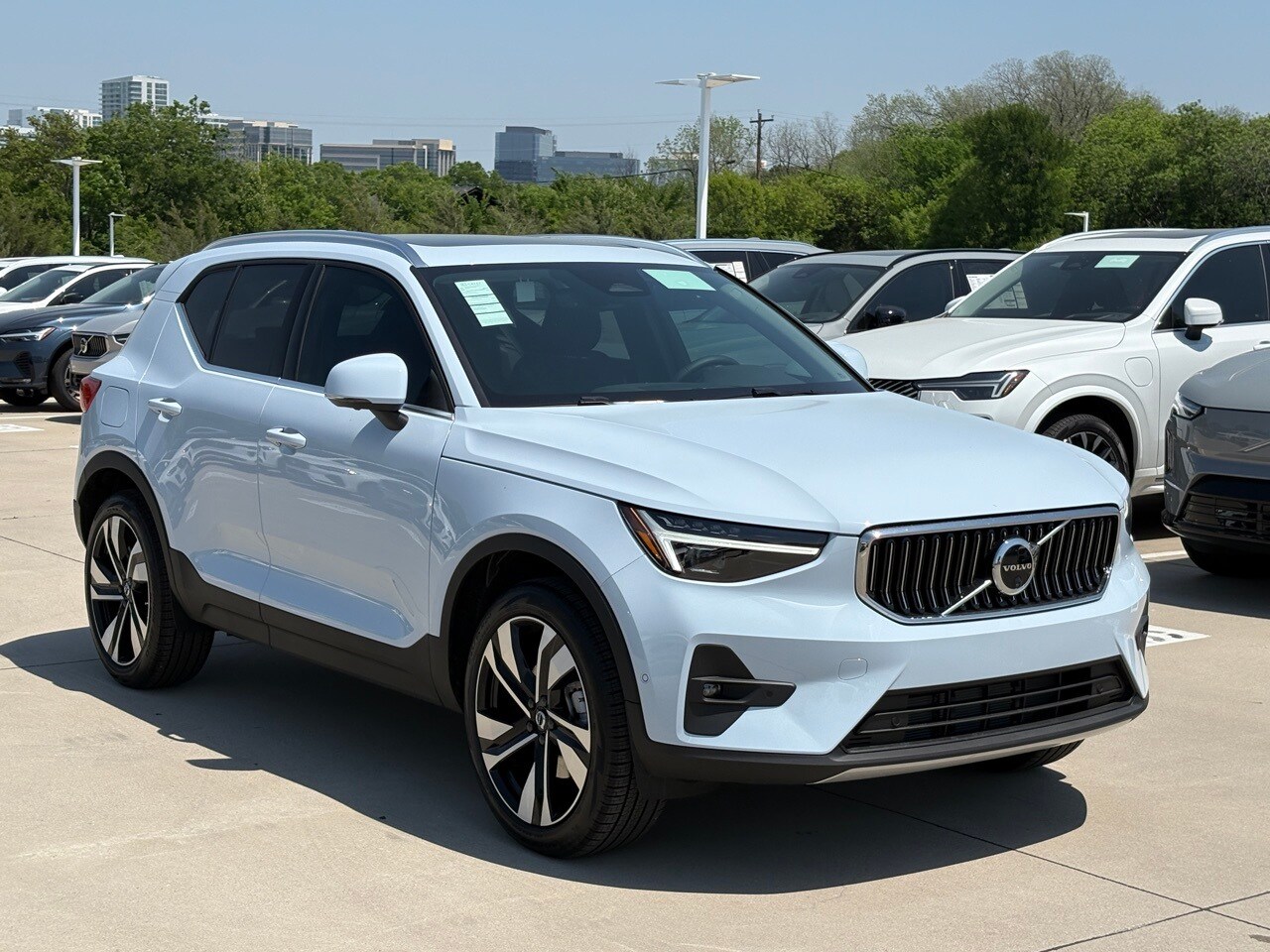 2025 Volvo XC40 photo 4
