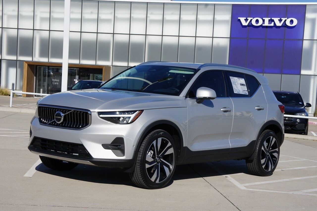 2025 Volvo XC40 Plus photo 2