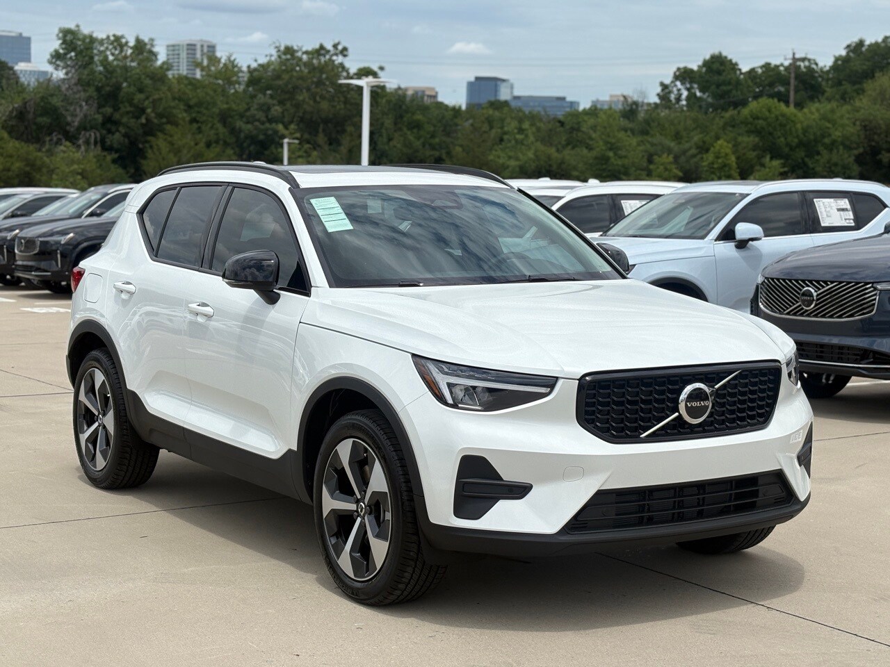 2026 Volvo XC40 Core photo 4