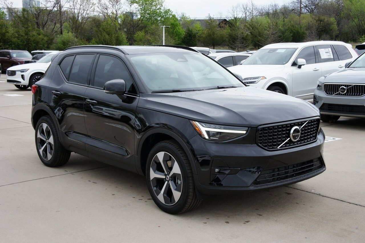 2025 Volvo XC40 Plus photo 3