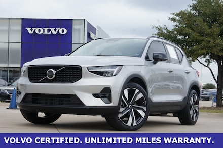 2025 Volvo XC40 B5 Plus Dark Theme SUV