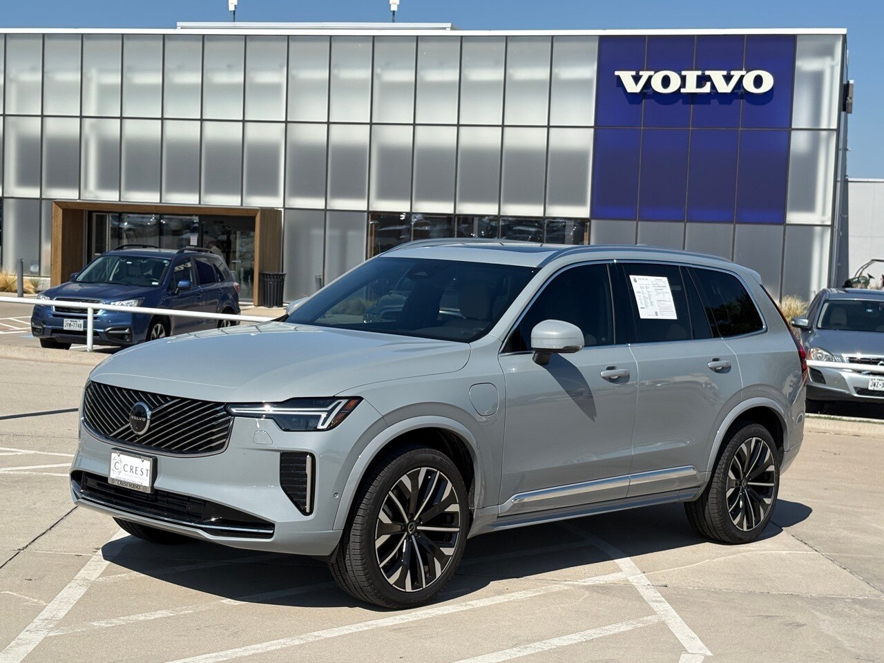 2025 Volvo XC90 T8 AWD Plus photo 2