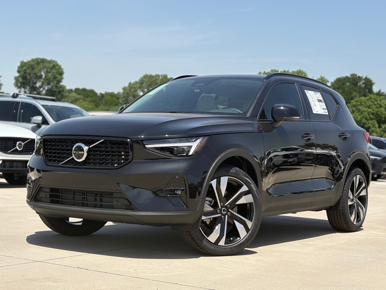 2025 Volvo XC40 Plus photo 2